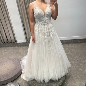 Wedding dress. Essence of Australia. Size 8-10. Used for a photoshoot.
